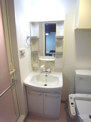 【独立洗面台】 | プレール・ドゥーク目白アベニュー　※1/31退去 | 毎朝の準備にも大活躍のシャワー付き独立洗面台(^^)/　※別部屋参考画像