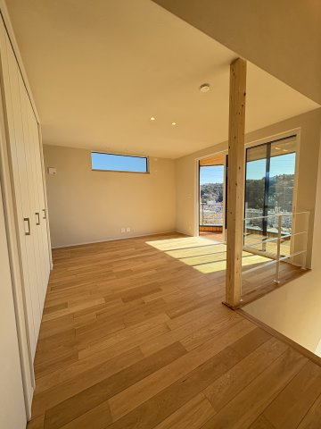 Kamakura Retreat House ― 緑に抱かれて暮らす、杉板の家 ―の居間・リビング