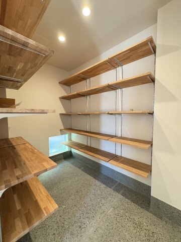 Kamakura Retreat House ― 緑に抱かれて暮らす、杉板の家 ―の玄関