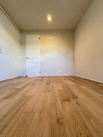 Kamakura Retreat House ― 緑に抱かれて暮らす、杉板の家 ―の洋室