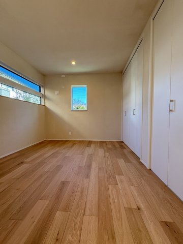 Kamakura Retreat House ― 緑に抱かれて暮らす、杉板の家 ―の洋室
