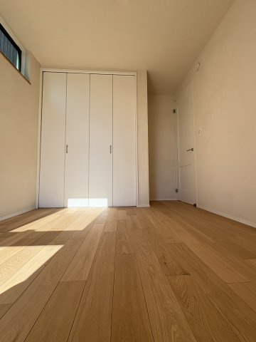 Kamakura Retreat House ― 緑に抱かれて暮らす、杉板の家 ―の洋室