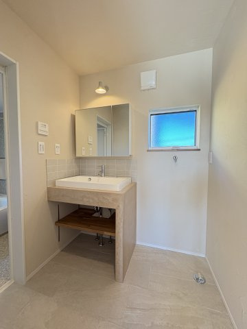 Kamakura Retreat House ― 緑に抱かれて暮らす、杉板の家 ―の独立洗面台