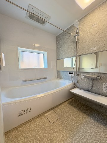 Kamakura Retreat House ― 緑に抱かれて暮らす、杉板の家 ―の浴室
