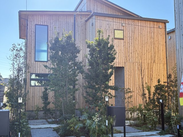 Kamakura Retreat House ― 緑に抱かれて暮らす、杉板の家 ―