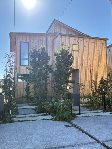Kamakura Retreat House ― 緑に抱かれて暮らす、杉板の家 ―の外観