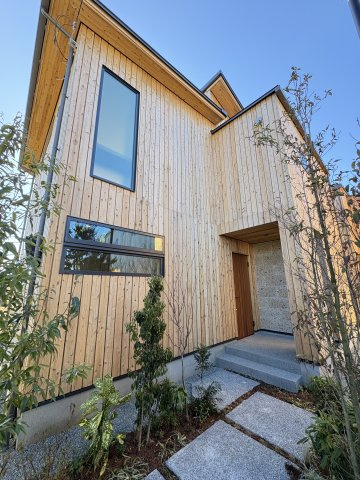 Kamakura Retreat House ― 緑に抱かれて暮らす、杉板の家 ―の外観
