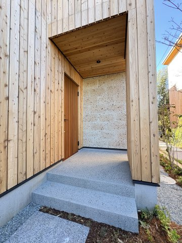 Kamakura Retreat House ― 緑に抱かれて暮らす、杉板の家 ―の玄関