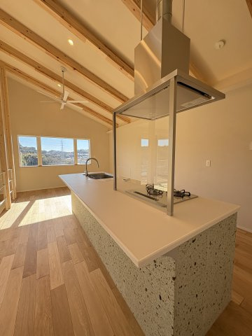 Kamakura Retreat House ― 緑に抱かれて暮らす、杉板の家 ―のダイニング