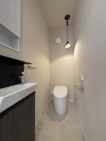 Kamakura Retreat House ― 緑に抱かれて暮らす、杉板の家 ―のトイレ