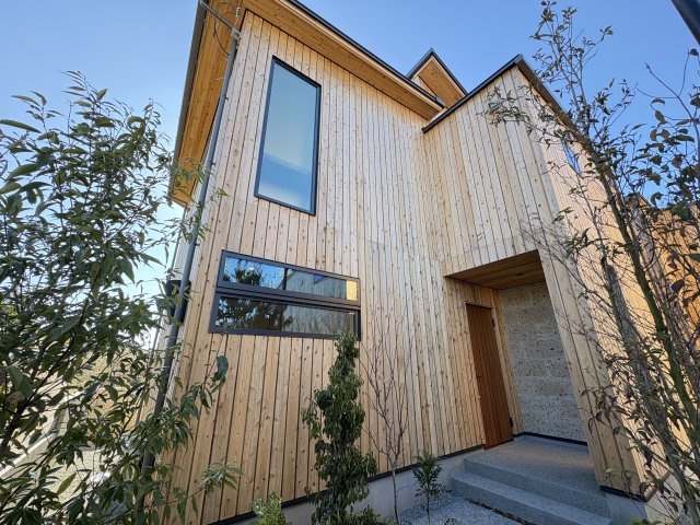 Kamakura Retreat House ― 緑に抱かれて暮らす、杉板の家 ―の間取り