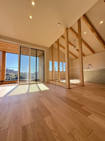 Kamakura Retreat House ― 緑に抱かれて暮らす、杉板の家 ―の居間・リビング