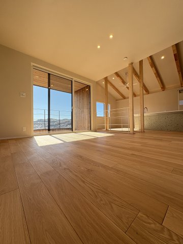 Kamakura Retreat House ― 緑に抱かれて暮らす、杉板の家 ―の居間・リビング