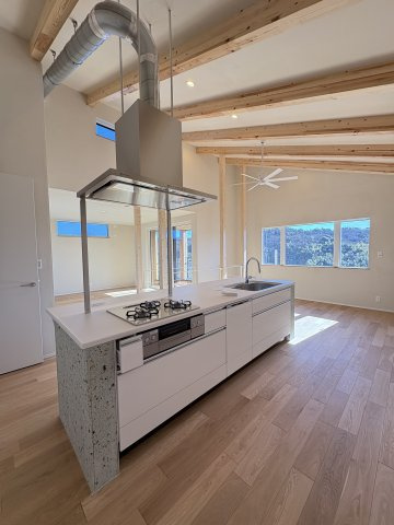 Kamakura Retreat House ― 緑に抱かれて暮らす、杉板の家 ―のキッチン