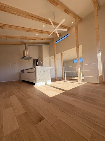 Kamakura Retreat House ― 緑に抱かれて暮らす、杉板の家 ―のダイニング