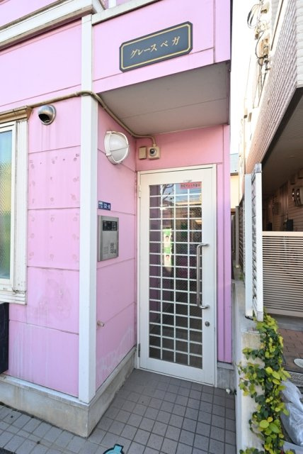 新宿区高田馬場３丁目のアパートのエントランス