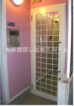 新宿区高田馬場３丁目のアパートのエントランス|エントランス