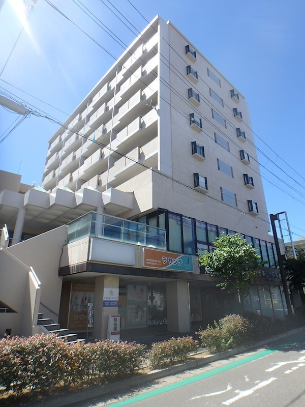 西宮市甲東園３丁目のマンションの外観