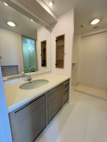 西宮市甲東園３丁目のマンションの洗面所