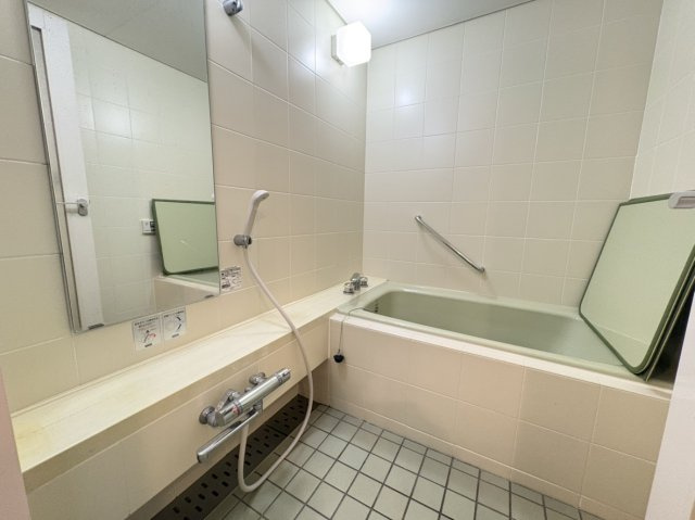 西宮市甲東園３丁目のマンションの浴室