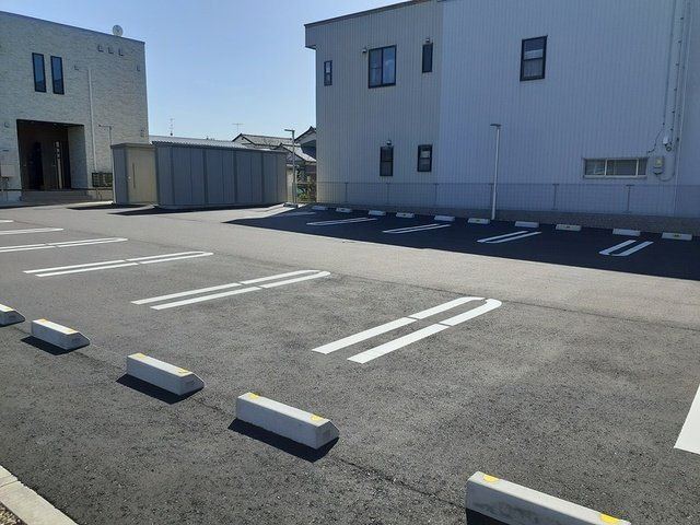 ウェルス　サウンド　ウエストの駐車場