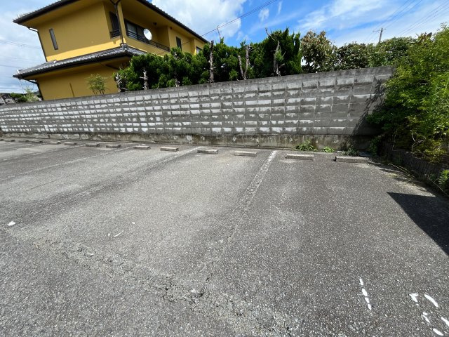 ノーブル寺家の駐車場