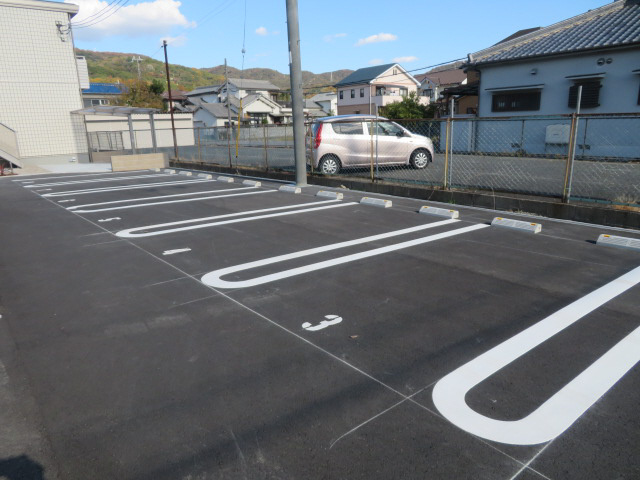 コスモポート新田の駐車場