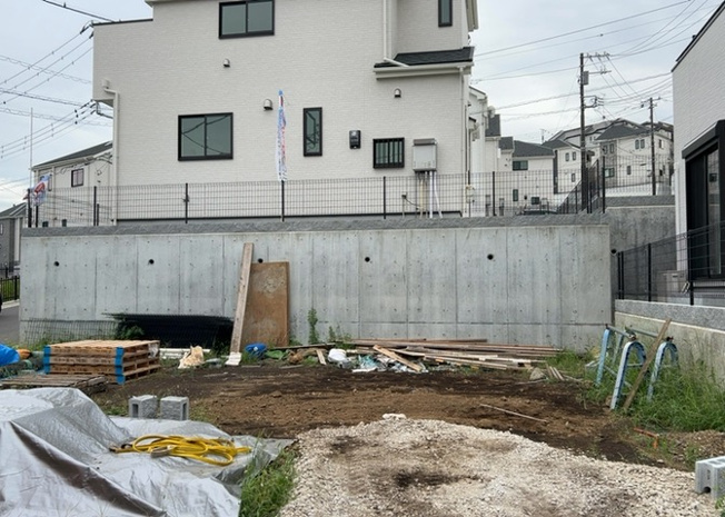 【バルコニー】 | バルコニーは、室外の専用スペースのうち、「屋根がなく開放された空間」であるものを指します。ベランダより広いタイプのものが多く、日当たりもよいため家庭菜園などを楽しみたい人にとって適した環境となります。