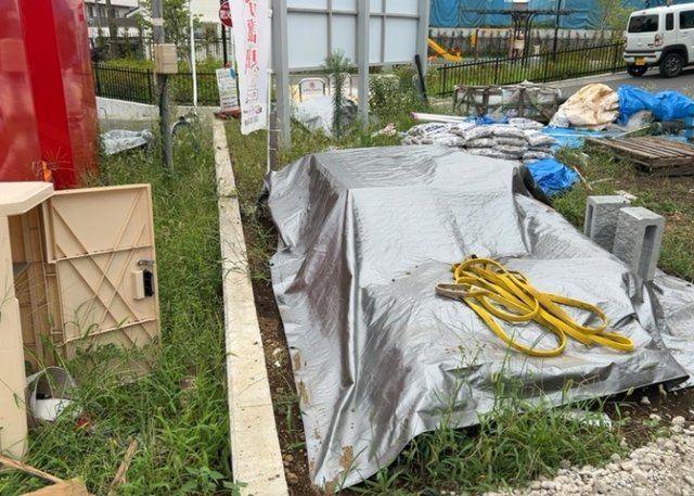【冷暖房・空調設備】 | 基礎パッキング工法とは、床下の換気確保のため基礎と土台の間に緩衝材を挟み込む工法です。土台の下に数十センチの間隔で設置されるため、全体的な隙間が生まれます。床下換気口に比べて高い通気性が確保されます。