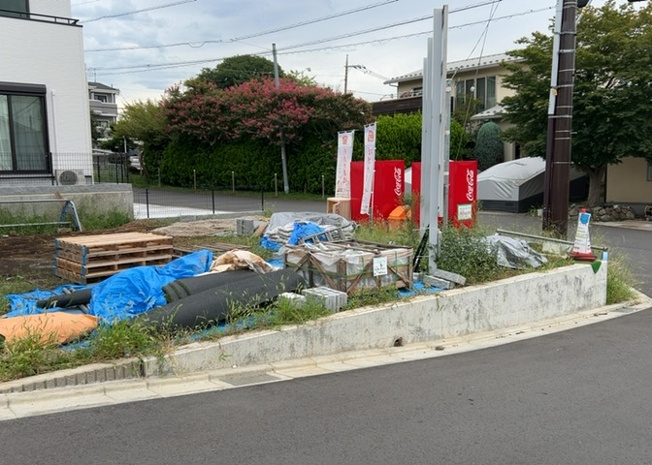 【前面道路含む現地写真】 | 道幅が広い場所は日当たりや風通が良好です。幅が広いのですれ違いも可能ですし大きな車でも駐車可能！一方で、大型車が通ることも多くなるため交通量の増加により騒音に繋がります。また土地の値段が高くなります。