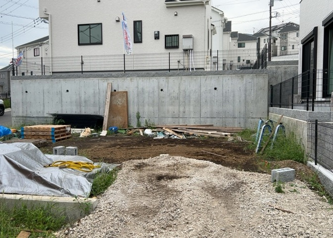 【外観】 | 現在は更地となっています。現地をご見学に行く際は、道路の幅や周辺の交通量、施設などをご確認頂くことをおすすめします！ある程度イメージをつけたいという場合は、同売主の施工事例や完成パースもお見せします。