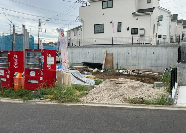 【前面道路含む現地写真】 | 住宅用の土地では前面道路に2m以上接していなければならないと法律で定められています。しかし、お持ちの車のサイズやライフスタイルなどにより、2mでは利便が悪い場合もございますので、事前に確認しましょう。