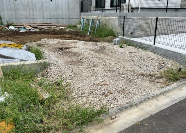 【駐車場】 | 駐車場と明記されていても、最小スペースでつくられた駐車場だと大型車は駐車できなかったり、出入りしにくくなったりする可能性があります。お車のサイズと購入したい物件の駐車場のサイズを現地で確認しましょう。