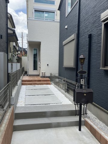 世田谷区梅丘2丁目　全２棟の前面道路含む現地写真