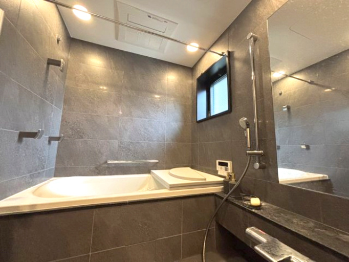 グラン レ・ジェイド白壁 月露ノ邸の浴室|重厚感ある石調パネルに包まれた、落ち着きある浴室。
ホテルライクなバスルーム。