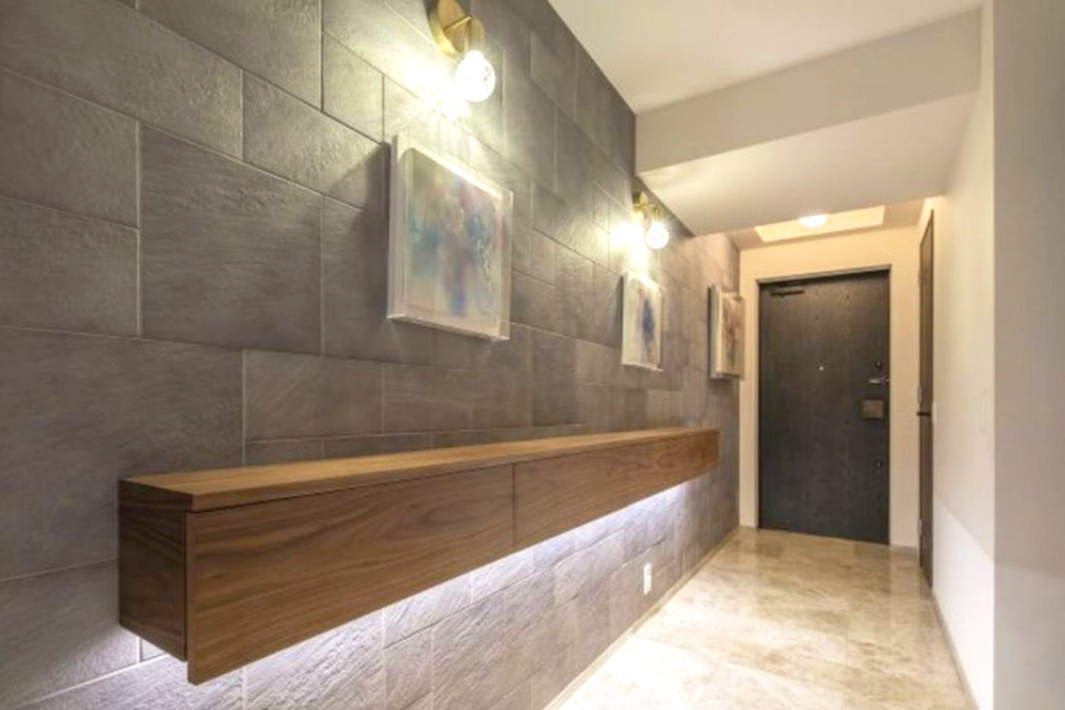 グラン レ・ジェイド白壁 月露ノ邸の玄関|一面タイル張りと間接照明が迎える玄関ホール。
住まいの第一印象にふさわしい空間。