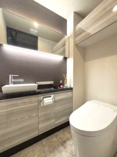 グラン レ・ジェイド白壁 月露ノ邸のトイレ|間接照明とタイル調クロスによりホテルライクなトイレ。