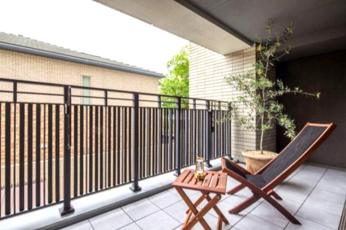 グラン レ・ジェイド白壁 月露ノ邸のバルコニー|ゆとりある広さのバルコニー。
外の空気を感じながら、寛ぎの時間を楽しめます。