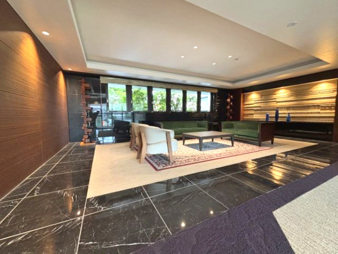 グラン レ・ジェイド白壁 月露ノ邸のその他|重厚感ある素材と落ち着いた照明で設えられたラウンジ。