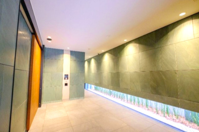 グラン レ・ジェイド白壁 月露ノ邸のその他|素材の質感と柔らかな照明が迎えるエントランス。