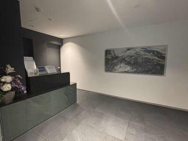 グラン レ・ジェイド白壁 月露ノ邸のその他|ホテルのフロントを思わせる、洗練されたコンシェルジュカウンター。