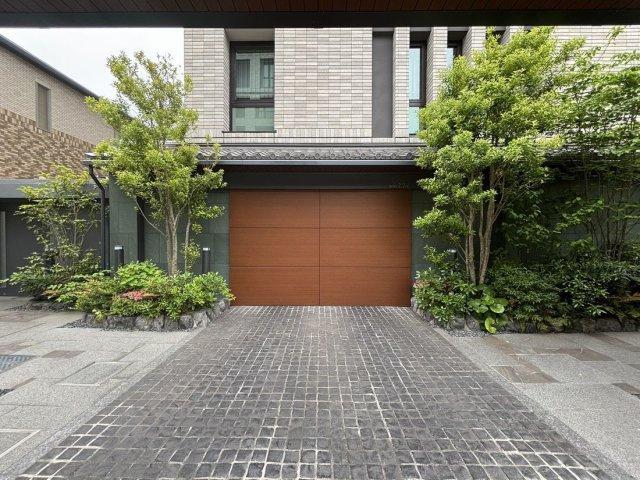 グラン レ・ジェイド白壁 月露ノ邸のその他|門構えからエントランスへと続く、計算されたアプローチ。