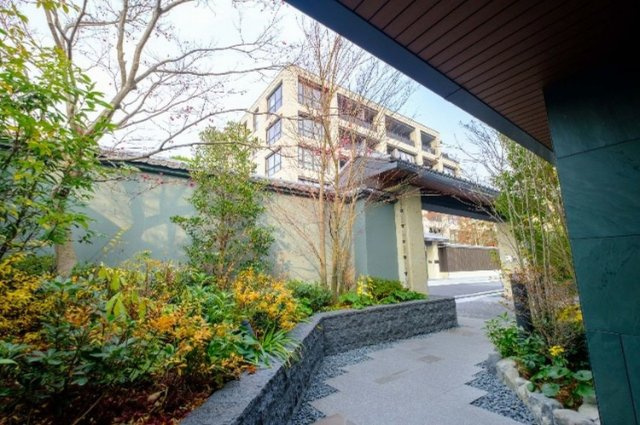 グラン レ・ジェイド白壁 月露ノ邸の庭|植栽と素材感にこだわった、静謐なアプローチ空間。