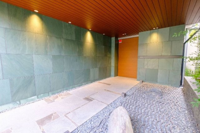 グラン レ・ジェイド白壁 月露ノ邸のその他|緑と石畳に包まれた、落ち着きあるアプローチ。