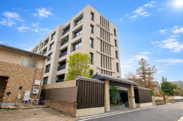 グラン レ・ジェイド白壁 月露ノ邸の外観|石調タイルと和の意匠を取り入れたエントランスが、邸宅街にふさわしい品格を演出します。