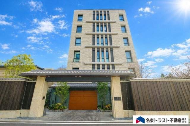 グラン レ・ジェイド白壁 月露ノ邸の居間・リビング|重厚感ある造作インテリアと柔らかな光に包まれる、非日常を感じるLD空間。