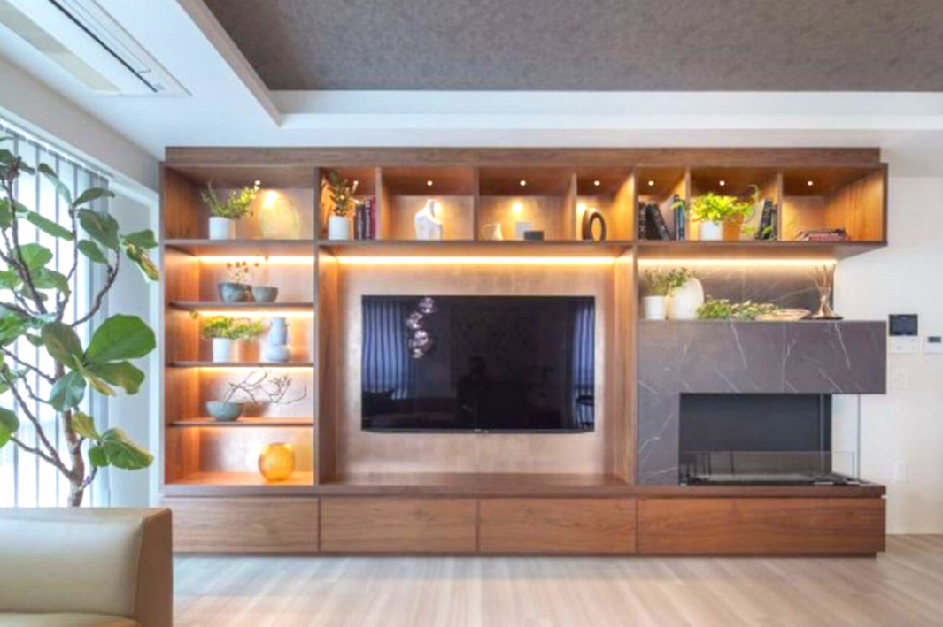 グラン レ・ジェイド白壁 月露ノ邸の居間・リビング|エタノール暖炉を組み込んだ造作TVボードが印象的なLD。