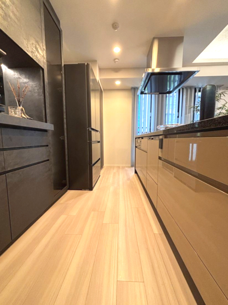 グラン レ・ジェイド白壁 月露ノ邸のキッチン|ワインラックや間接照明付カップボードを備えた、デザイン性の高いキッチン。