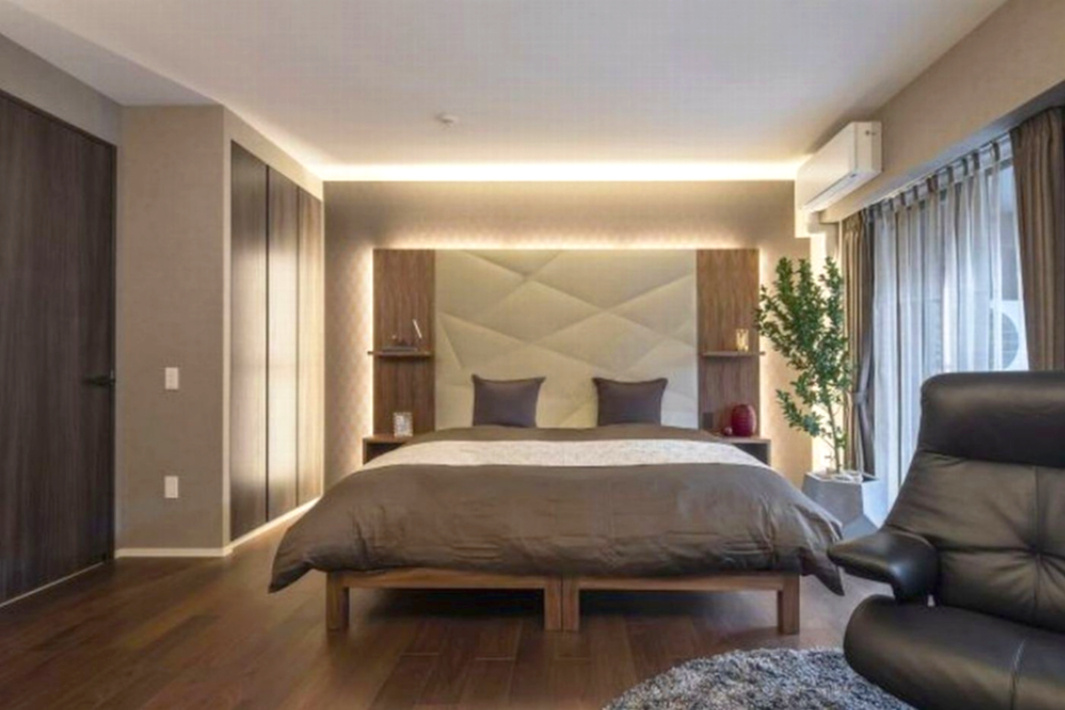 グラン レ・ジェイド白壁 月露ノ邸の寝室|造作ヘッドボードと間接照明による、まるでホテルのような主寝室。