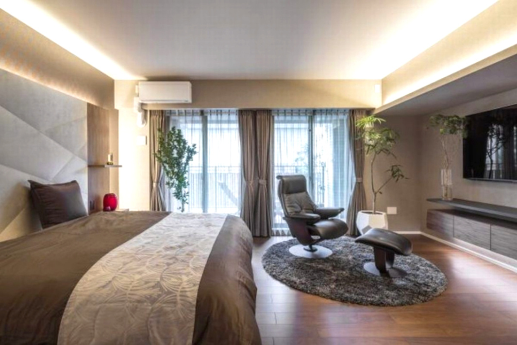 グラン レ・ジェイド白壁 月露ノ邸の寝室|間接照明がやさしく包み込む、落ち着きある主寝室。